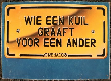 Wie een kuil graaft voor een ander   mercedes 1